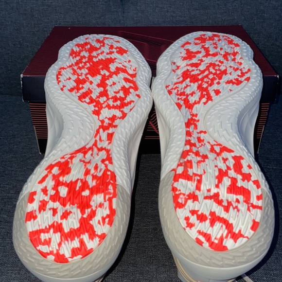 CBROWN/SOLRED/CWHITEMARCLA/ROUSOL/BLACRE Dame 7 basketball shoes - Picture 3 of 6